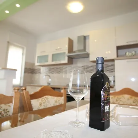 Apartman Vranjes 아파트 트로기르
